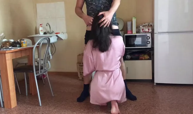 Заглянула в гости на чай, отсосала, да еще и в сральник дала