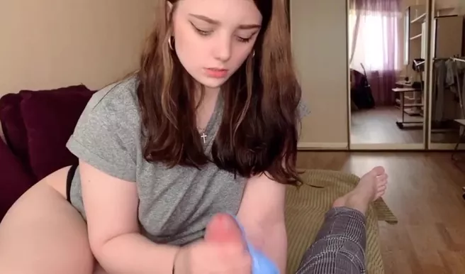 Дрочил на трусы двоюродной сестры, пока она сама не пришла сосать