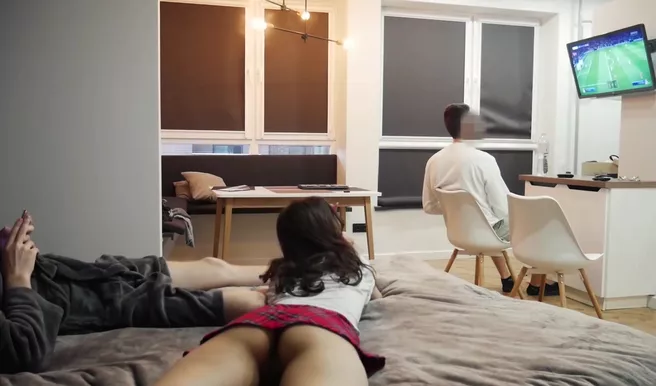 Трахнул жену друга пока тот не отрываясь смотрел футбольный матч