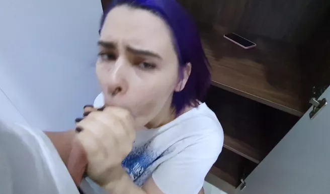 Рукоблудка бросает дрочку киски ради папкиного члена