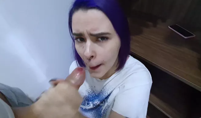 Рукоблудка бросает дрочку киски ради папкиного члена