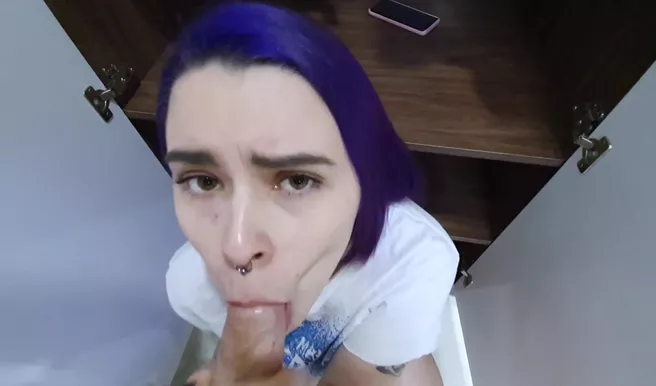 Рукоблудка бросает дрочку киски ради папкиного члена