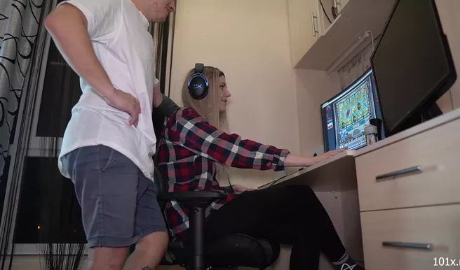 Глубокий минет и вагинальная измена за спиной у девушки с её подругой