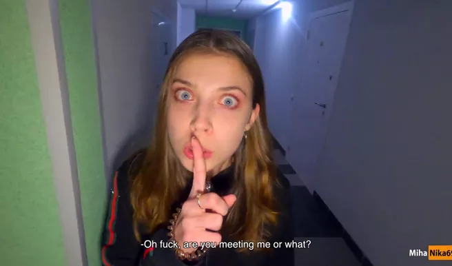 У Вероники Трошиной мама дома, так что сегодня у них с парнем секс в подъезде