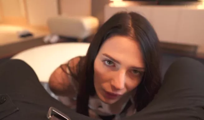 Инстасучка: брюнетка отсосала на камеру и дала в пизду