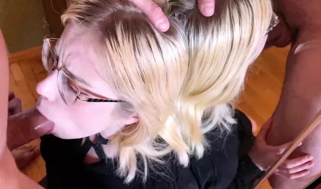 Школьница с глубокой глоткой выучилась на факультете сосания хуев