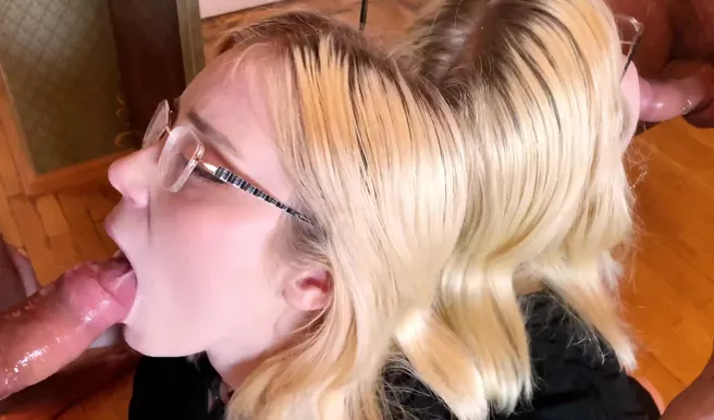 Школьница с глубокой глоткой выучилась на факультете сосания хуев