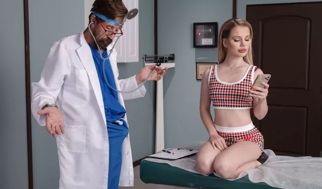 Старикашка доктор поимел молодую писечку светловолосой девки