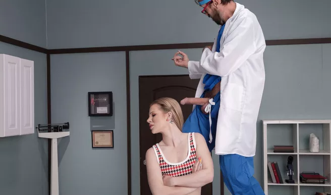 Старикашка доктор поимел молодую писечку светловолосой девки