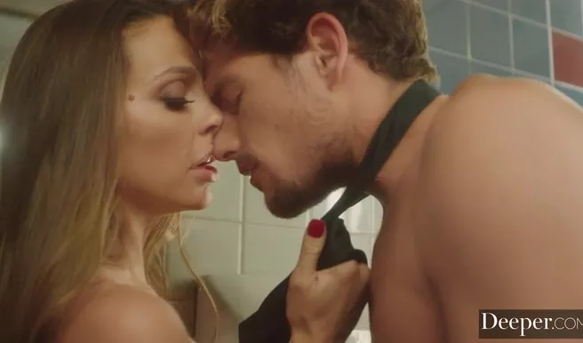 Училка пойдет на все, чтобы в её пизде побывал молоденький студент