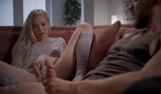 Когда отключили интернет остается только трахаться с блондиночкой с маленькими сиськами