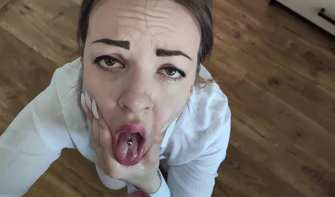 Русская милаха в блузке готова проглотить много спермы после траха