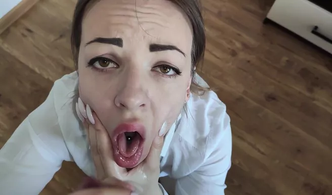 Русская милаха в блузке готова проглотить много спермы после траха