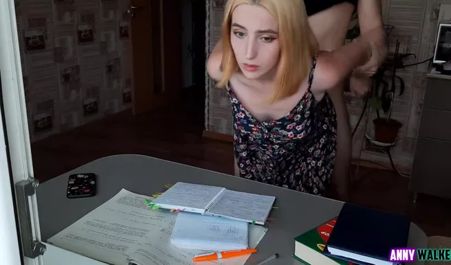 Анют, отвлекись от учебы, чтобы потрахаться и расслабиться