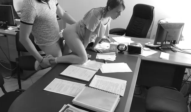 Не сошёлся доход с расходом и пришлось выебать бухгалтершу в офисе