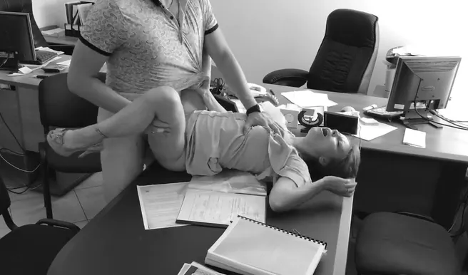 Не сошёлся доход с расходом и пришлось выебать бухгалтершу в офисе