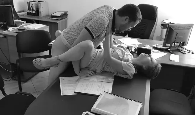 Не сошёлся доход с расходом и пришлось выебать бухгалтершу в офисе