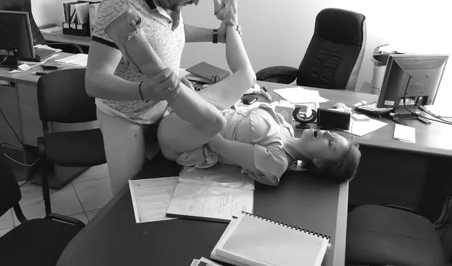 Не сошёлся доход с расходом и пришлось выебать бухгалтершу в офисе