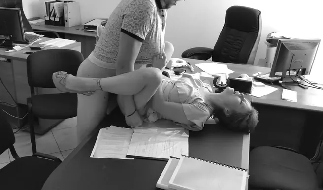 Не сошёлся доход с расходом и пришлось выебать бухгалтершу в офисе