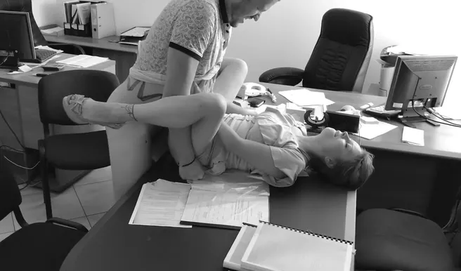 Не сошёлся доход с расходом и пришлось выебать бухгалтершу в офисе