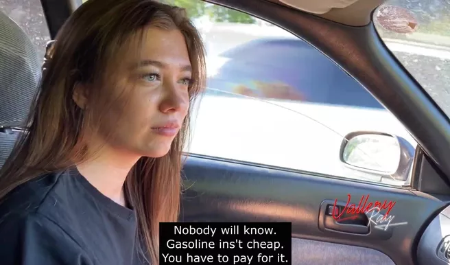 Отношения с парнем не клеятся, так что пососу хуй незнакомца в машине