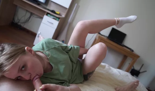 Студентка проснулась у незнакомца в гостях и сразу начала отсасывать